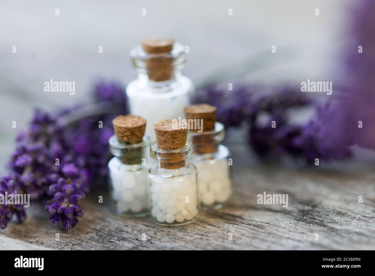 Globuliflaschen vor Lavendel Stock Photo