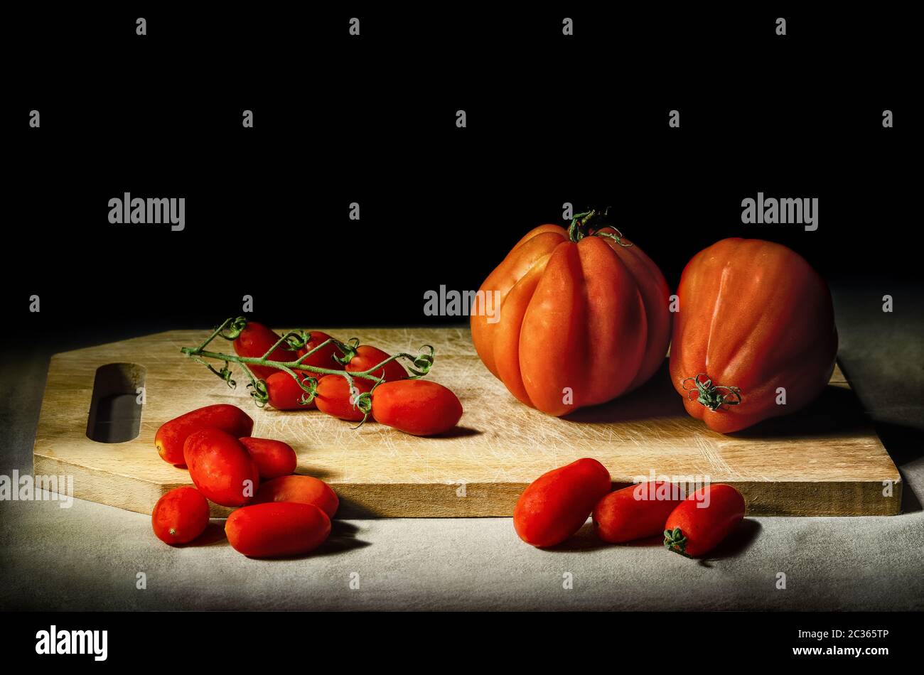 Tomatoes on a chopping board hi-res stock photography and images - Alamy