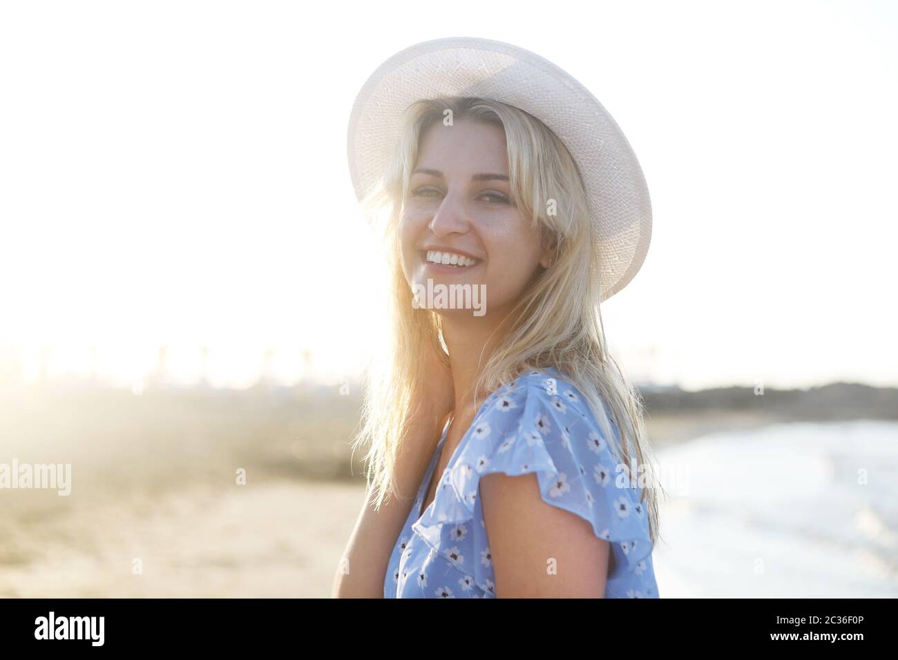 Summer dress straw hat hi-res stock photography and images - Alamy