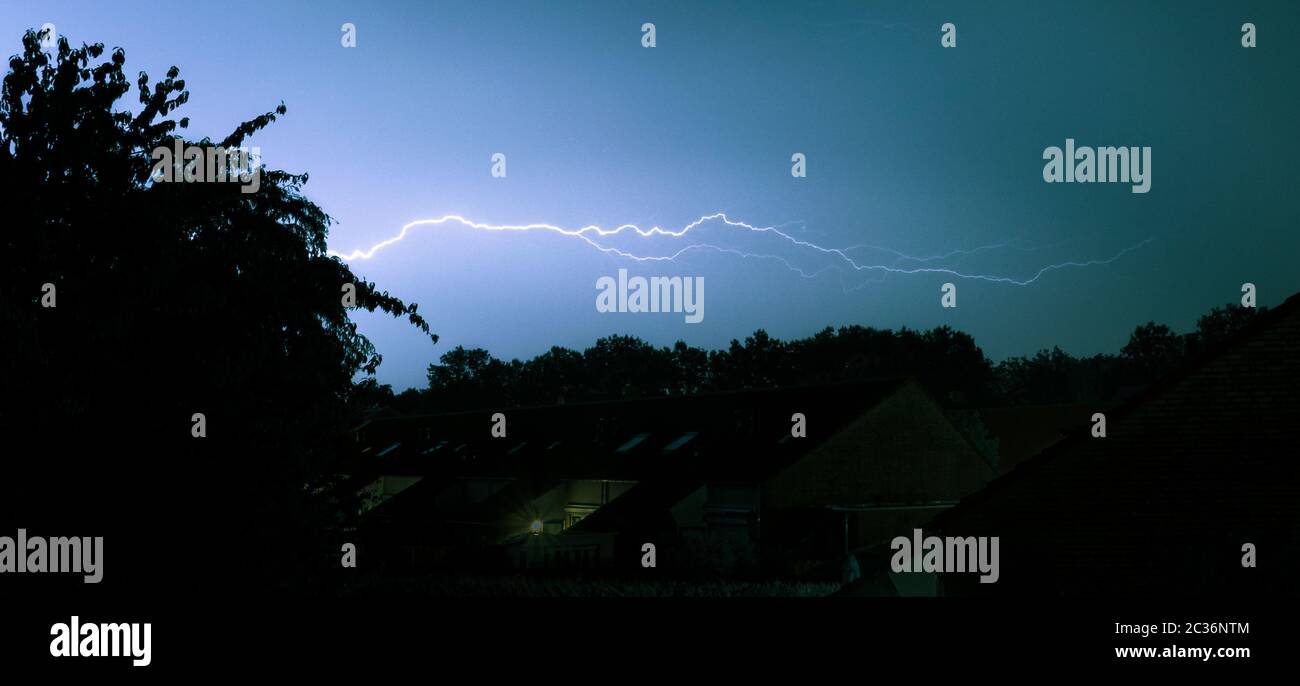 Horizontal Lightning Bolt Crawls Through The Sky Stock Photo Alamy alamy