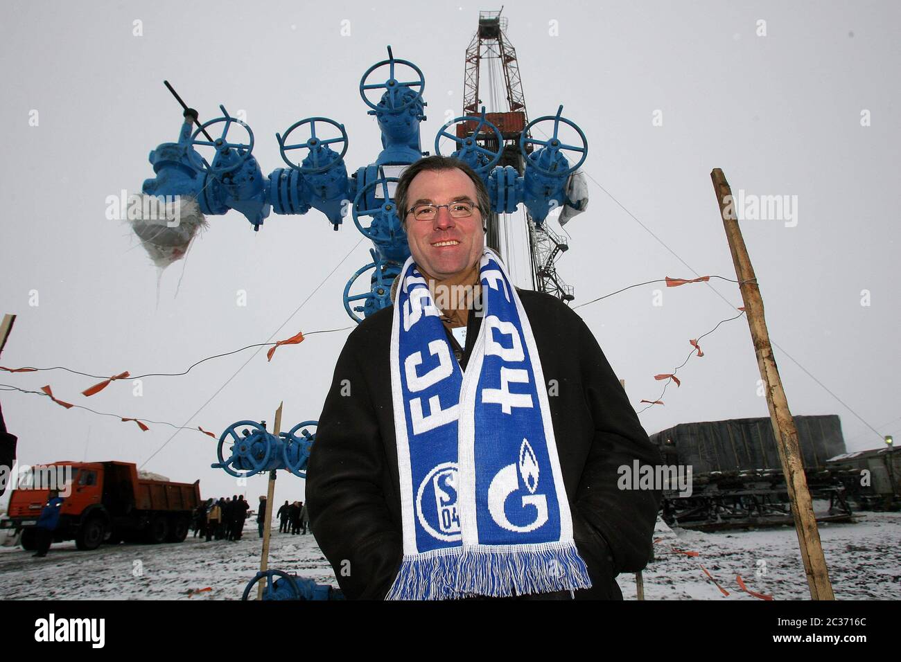 firo football: 23.03.2007 1.Bundesliga, season 2006/2007 Russia, Russia trip FC Schalke o4 trip at the invitation of sponsor GAZPROM to Moscow, Siberia, St. Petersburg Clemens TONNIES in front of borehole no. 922, Bohrturm, JAMBURG our general terms and conditions apply, can be viewed at www.firosportphoto.de copyright by firo sportphoto: Pfefferackerstr. 2a 45894 Gelsenkirchen www.firosportphoto.de mail@firosportphoto.de (Volksbank Bochum-Witten) Bank code: 430 601 29 Kt.Nr .: 341 117 100 Tel: 0209 - 9304402 Fax: 0209 - 9304443 | usage worldwide Stock Photo