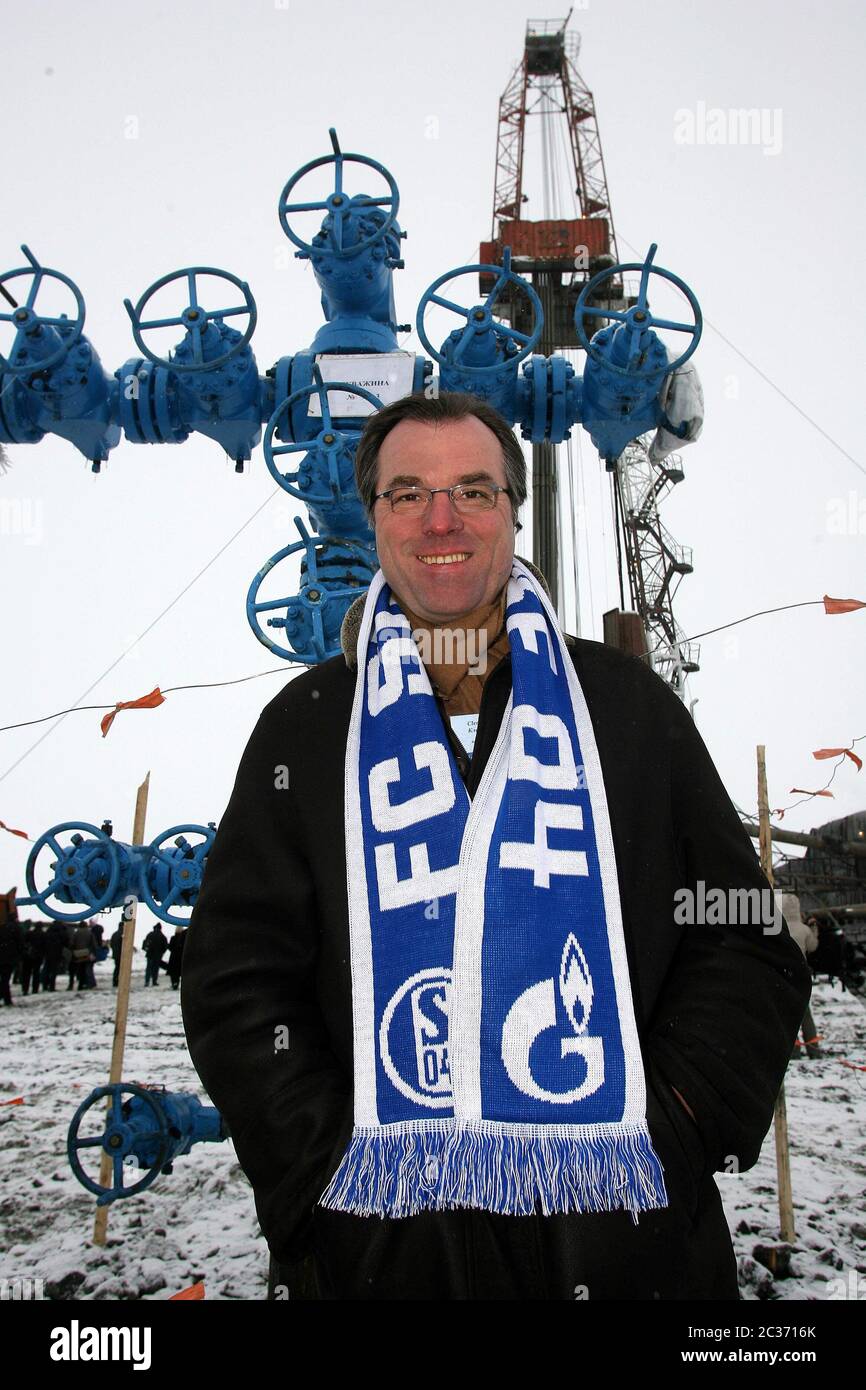 firo football: 23.03.2007 1.Bundesliga, season 2006/2007 Russia, Russia trip FC Schalke o4 trip at the invitation of sponsor GAZPROM to Moscow, Siberia, St. Petersburg Clemens TONNIES in front of borehole no. 922, Bohrturm, JAMBURG our general terms and conditions apply, can be viewed at www.firosportphoto.de copyright by firo sportphoto: Pfefferackerstr. 2a 45894 Gelsenkirchen www.firosportphoto.de mail@firosportphoto.de (Volksbank Bochum-Witten) Bank code: 430 601 29 Kt.Nr .: 341 117 100 Tel: 0209 - 9304402 Fax: 0209 - 9304443 | usage worldwide Stock Photo