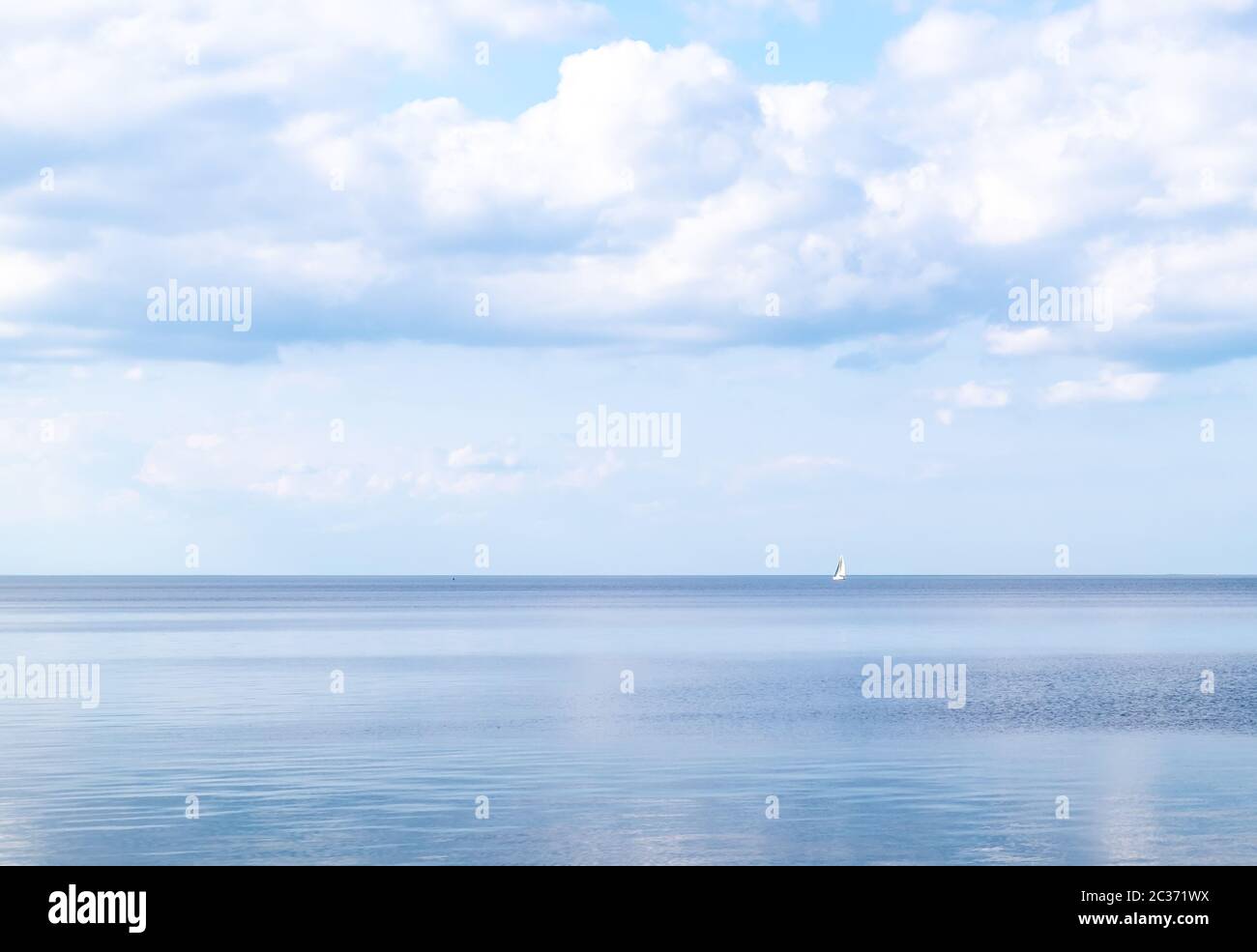 Sea horizon line sailboat hi-res stock photography and images - Alamy