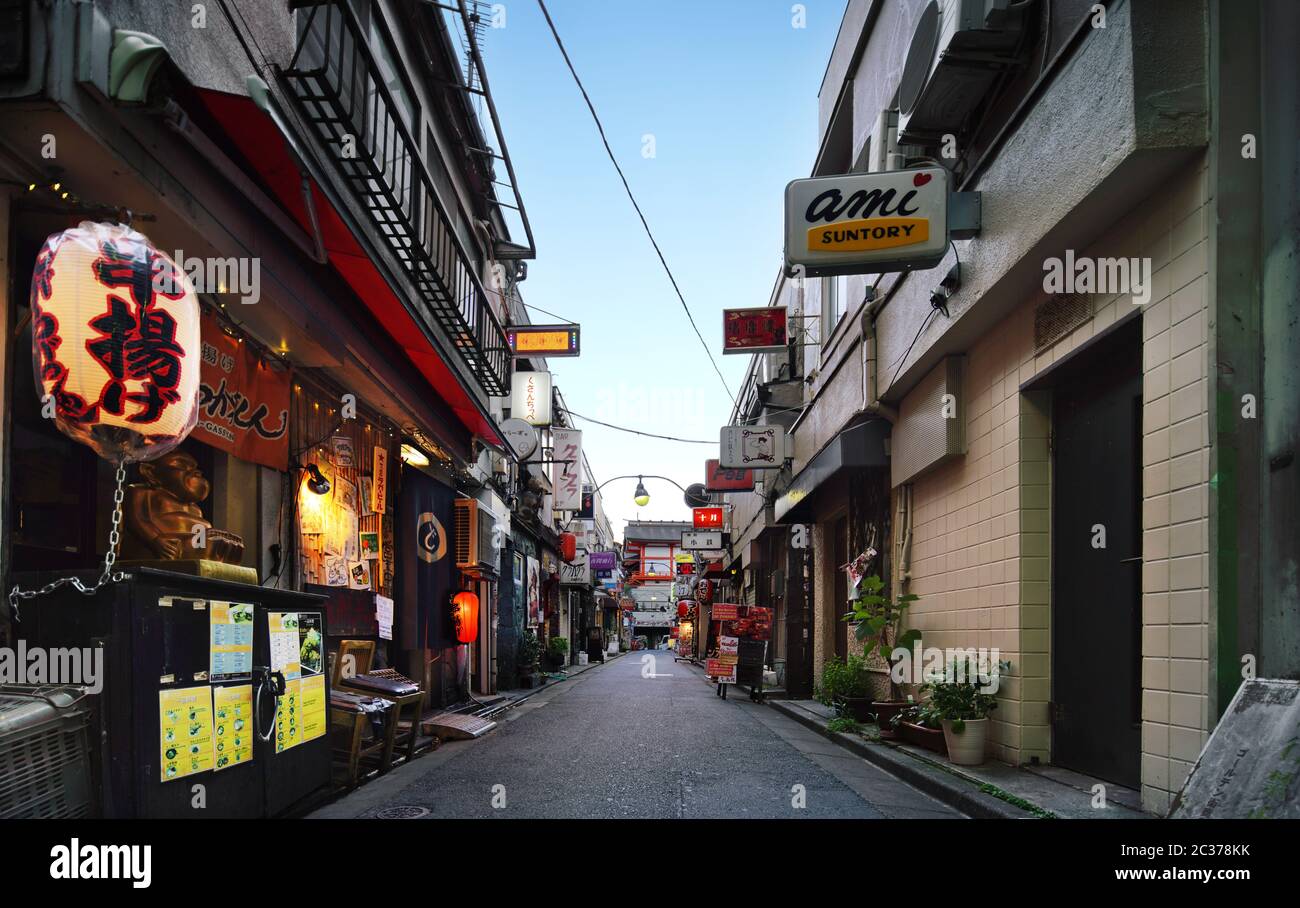 A golden commercial street in Tokyo's shinjuku district, where bars and restaurants are crammed with Stock Photo