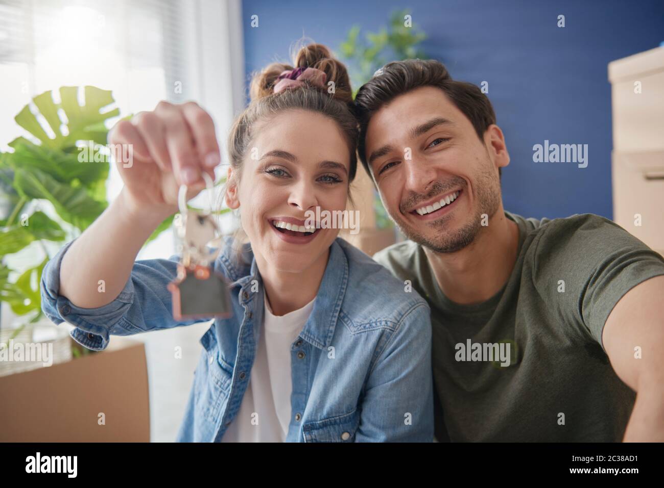 Couple decorating home hi-res stock photography and images - Alamy