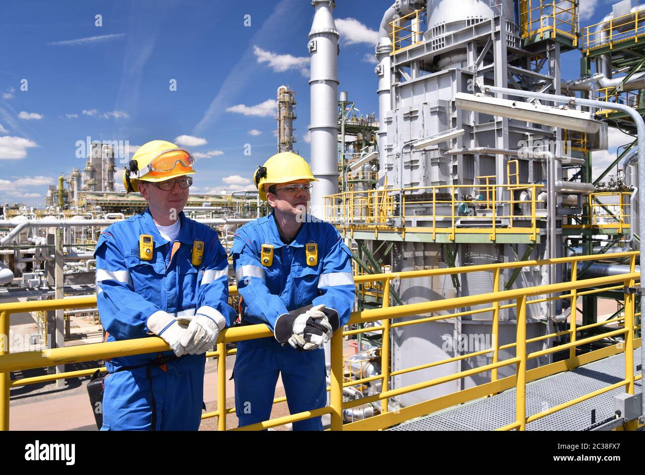 Men working refinery hires stock photography and images Alamy