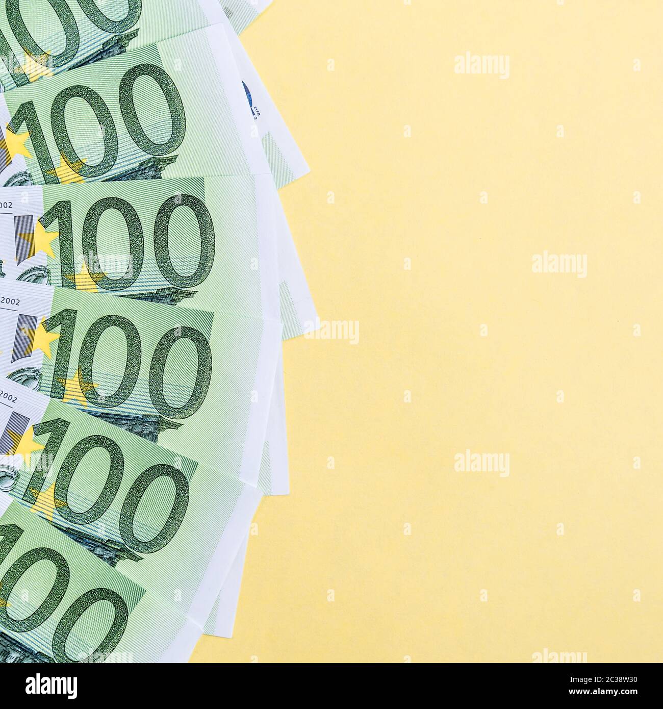 Желтая купюра. Желтые евро. Деньги на желтом фоне. Желтые деньги картинки евро.