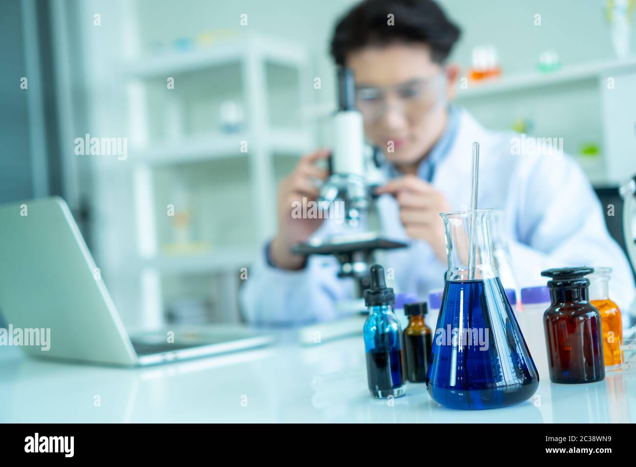 Молодые ученые в лаборатории. The lab male science. The lab male science. Независимый ученый фото. Scientific man.