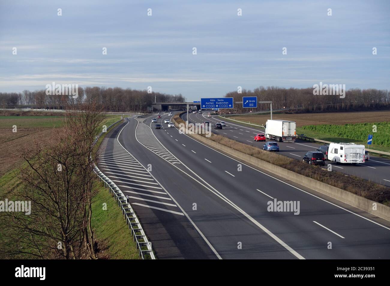 wenig Verkehr an einem Sonntag auf der Autobahn A61 am Autobahnkreuz Bliesheim, Weilerswist, Nordrhein-Westfalen, Deutschland Stock Photo