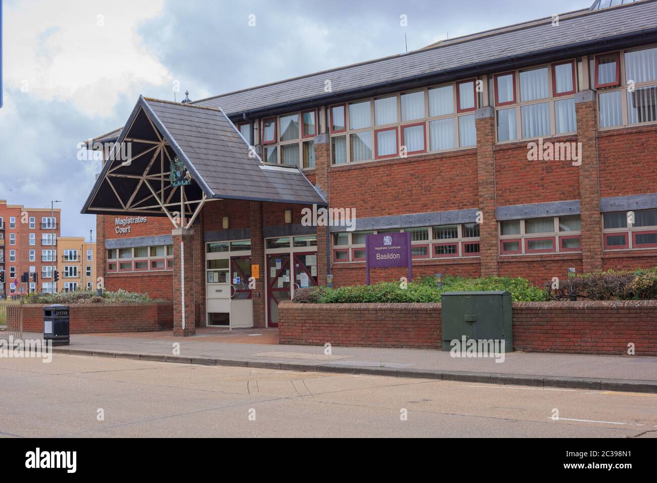basildon-magistrates-court-building-exterior-basildon-essex-stock