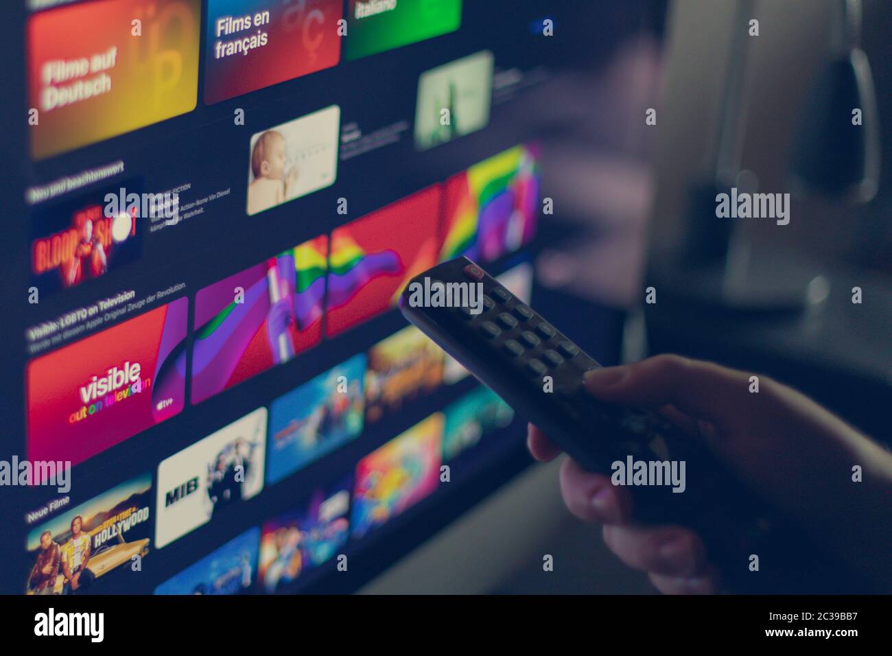 skrivebord undgå En trofast Video on demand screen with remote control in hand Stock Photo - Alamy