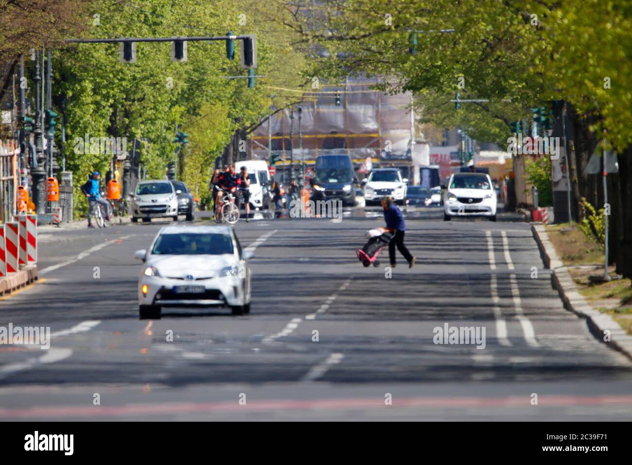 der fast menschenleere Boulevard Unter den Linden in Zeiten der Coronavirus-Epidemie, 2. April 2020, Berlin/ the almost idle and empty boulevard stree Stock Photo