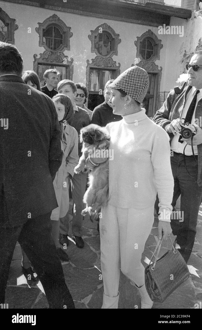 Elizabeth Taylor and Richard Burton (l.) at the Gasthof Zur Post in Garmisch-Wallgau during the shooting of Burton's film 'The Spy Who Came in from the Cold'. Stock Photo