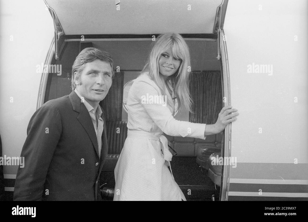 Gunter sachs hi-res stock photography and images - Page 3 - Alamy, image size:1300x938