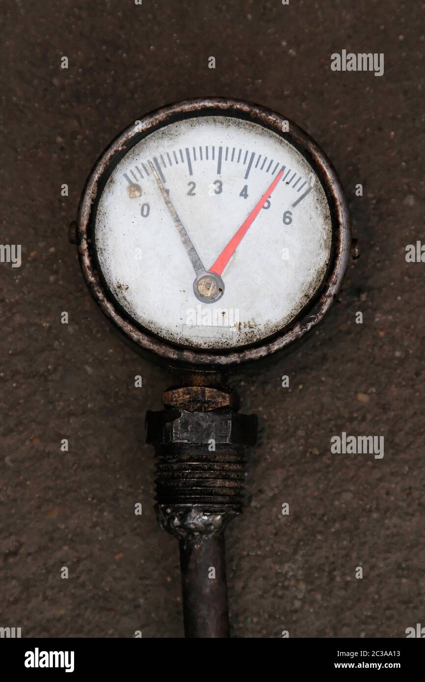 Old rusty gauge scale for measuring pressure Stock Photo - Alamy