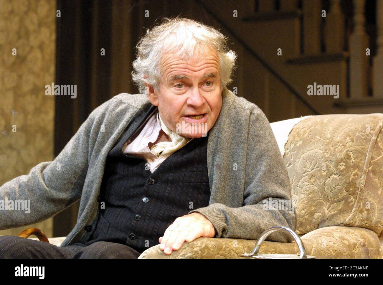 Ian Holm (Max) in THE HOMECOMING by Harold Pinter at the Comedy Theatre, London SW1 25/09/2001  a Gate Theatre, Dublin production  set design: Eileen Diss costumes: Dany Everett lighting: Mick Hughes director: Robin Lefevre Stock Photo