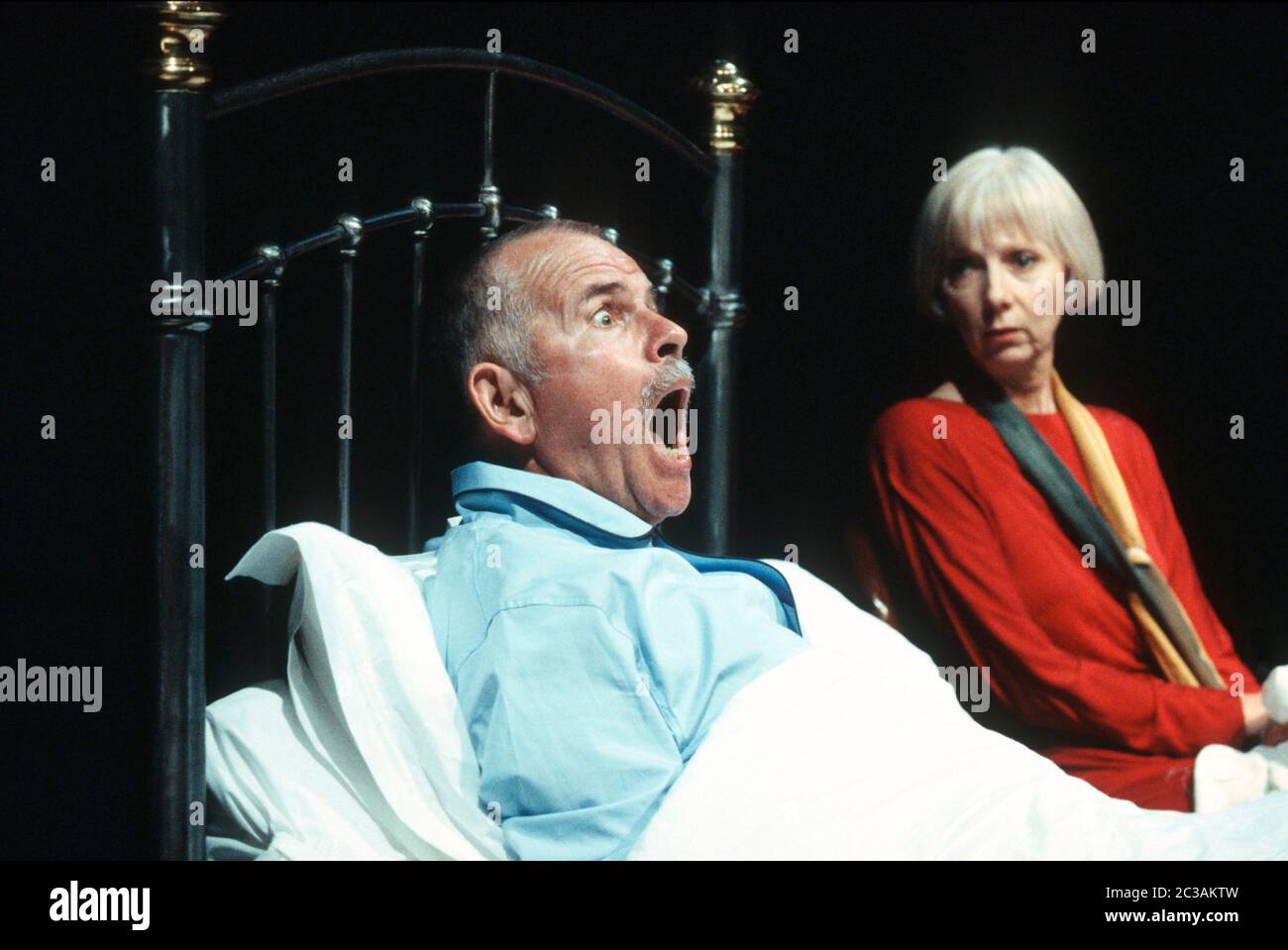 Ian Holm (Andy), Anna Massey (Bel) in MOONLIGHT by Harold Pinter at the Almeida Theatre, London N1 07/09/1993   design: Bob Crowley lighting: Rick Fisher director: David Leveaux Stock Photo