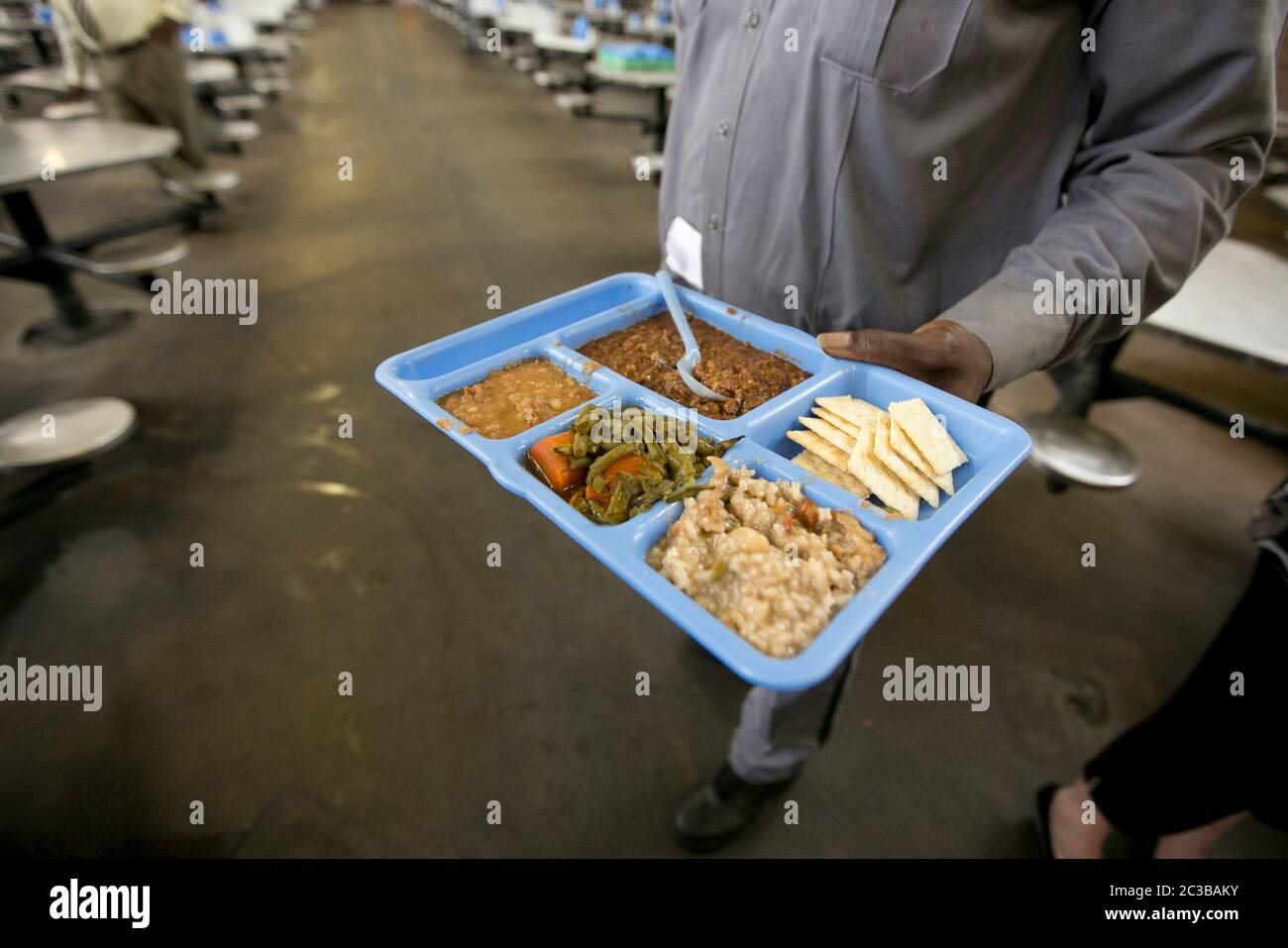 https://c8.alamy.com/comp/2C3BAKY/rosharon-texas-usa-august-25-2014-uniformed-male-guard-holds-a-plastic-tray-with-the-days-dinner-offering-at-the-high-security-darrington-prisons-cafeteria-marjorie-kamys-coteradaemmrich-photography-2C3BAKY.jpg