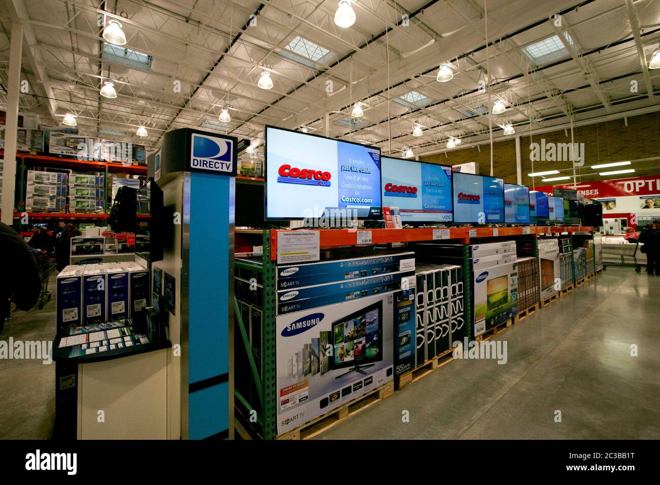 Cedar Park Texas USA, November 22 2013: Flat screen television sets await shoppers at newly opened Costco warehouse club in a fast-growing Austin suburb.   ©Marjorie Kamys Cotera/Daemmrich Photography Stock Photo