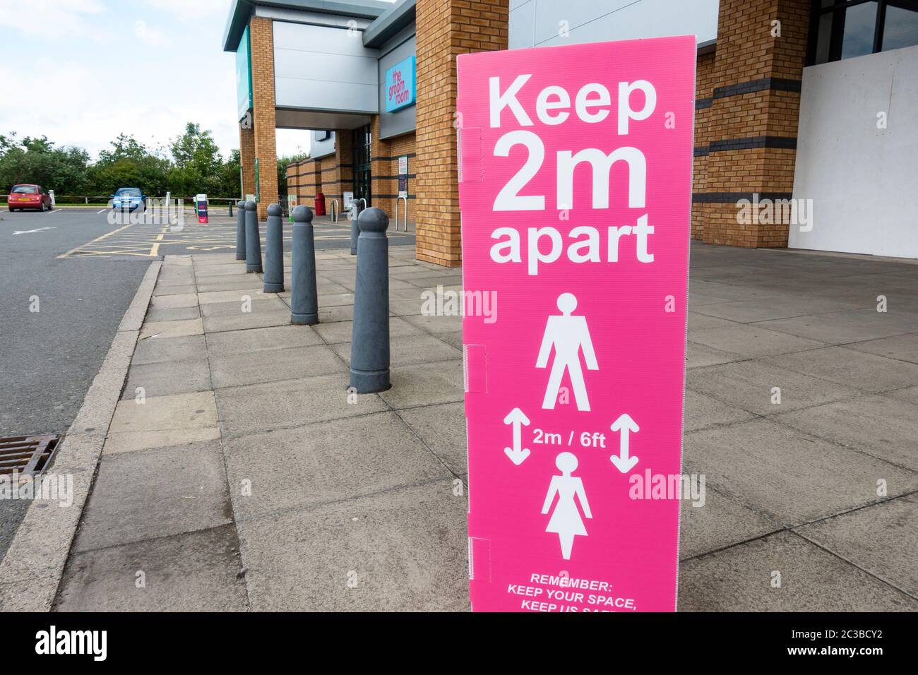 Edinburgh, Scotland, UK. 19 June, 2020. Several shops at Straiton
