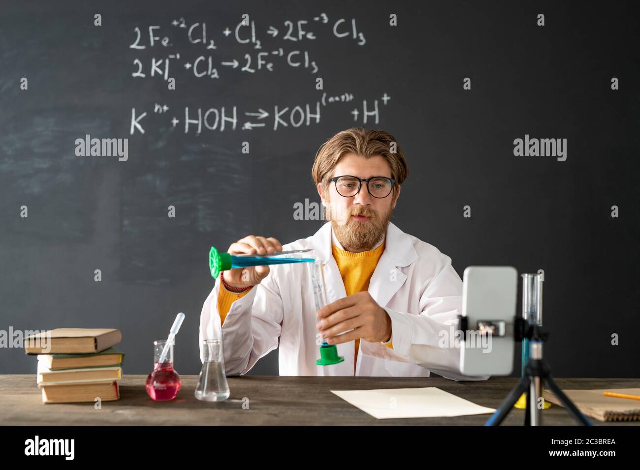 Учитель химии парень