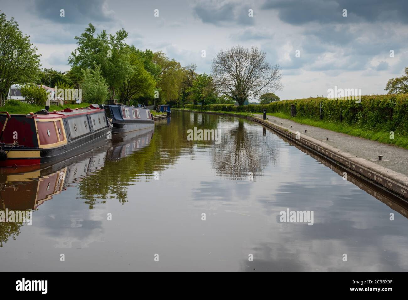 scenic-canal-view-with-mooring-narrowboats-on-the-llangollen-canal-near