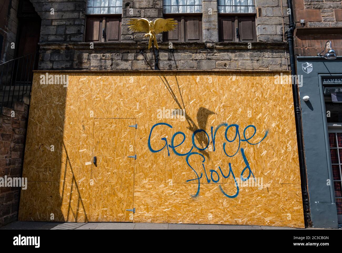 Edinburgh, Scotland, United Kingdom, 19th June 2020. Black Lives Matter Mural Trail: Pictured: George Floyd graffiti on the boarded up historic house Gladstone's Land on the Royal Mile Stock Photo