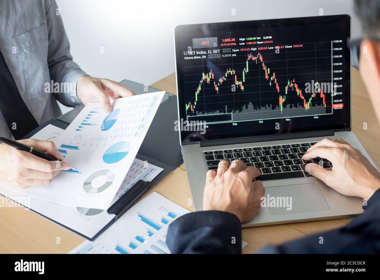 Рынок акций. Трейдер и инвестор. Трейдинг смартфон. Инвесторам помогут построить. Счастливый трейдер.