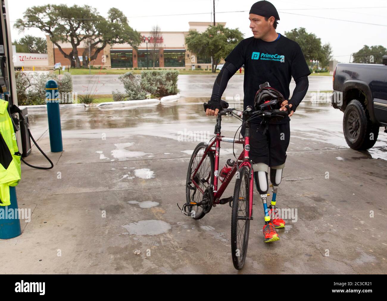 Carlos Gutierrez, a businessman from the northern state of Chihuahua in Mexico, had his feet chopped of by gangsters in his home country in 2011. He survived, fled his homeland, came with his family to the US and requested political asylum. As part of his therapy and to raise awareness about violence in Mexico, he is bike riding from El Paso, Texas to Austin. Carlos is a member of the El Paso-based nonprofit group 'Mexicans in Exile'.  ©Marjorie Kamys Cotera/Daemmrich Photography Stock Photo