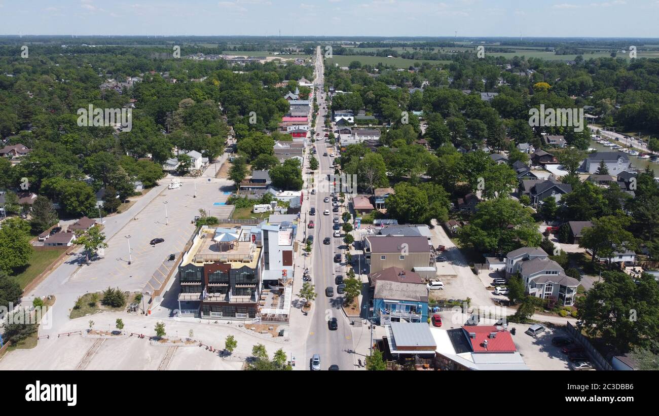 Strip of shops and businesses hires stock photography and images Alamy