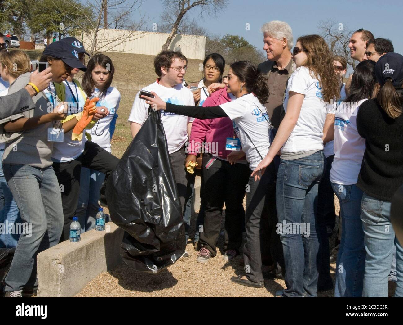 Austin, Texas USA, February 15, 2009: Former President Bill Clinton joins  student volunteers working on maintenance projects at a park as part of the Clinton Global Initiative's community service component. ©Marjorie Kamys Cotera/Daemmrich Photography Stock Photo