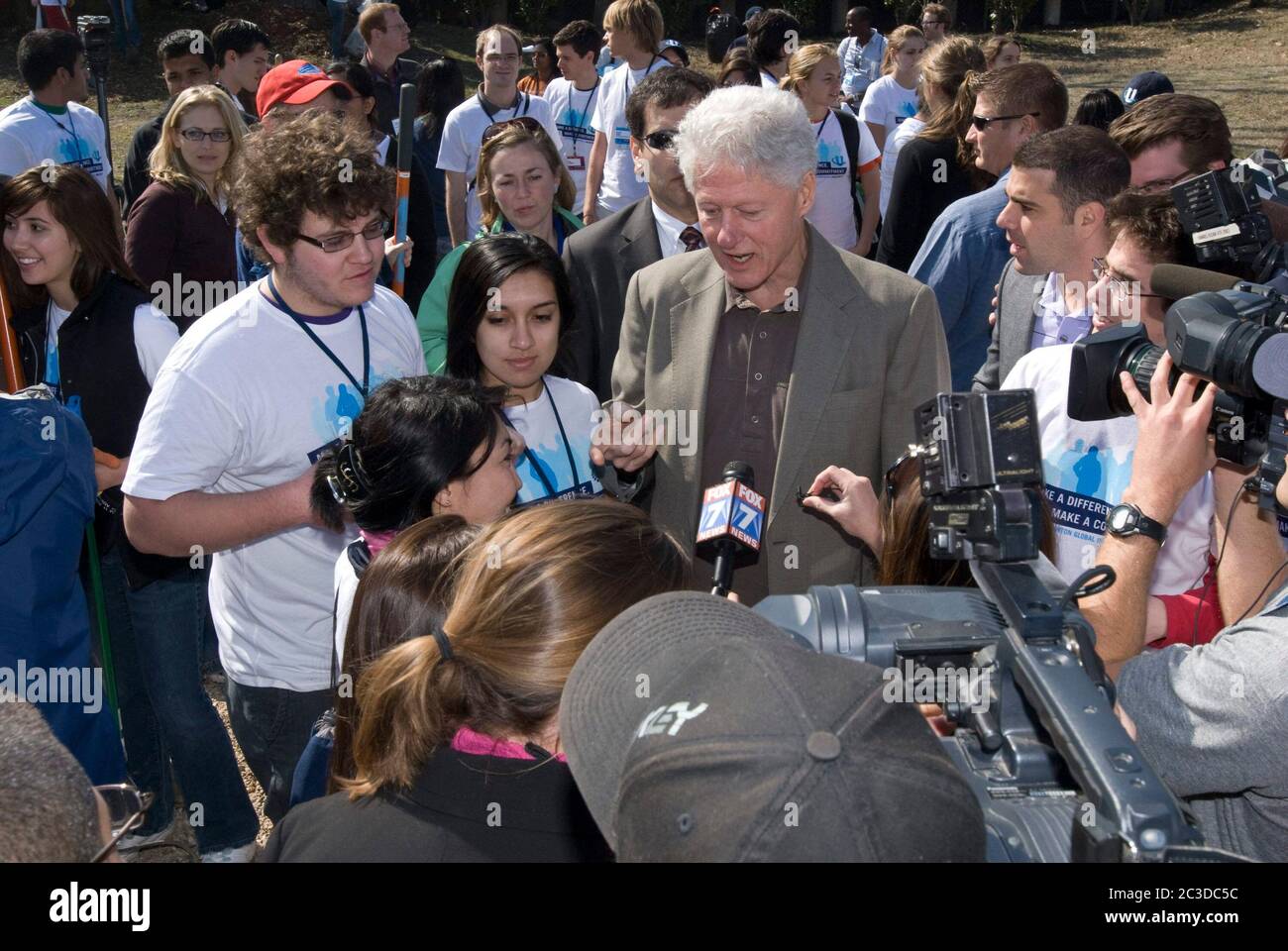 Austin, Texas USA, February 15, 2009: College students gather around former President Bill Clinton (center) at Rosewood Park in East Austin. The student volunteers were working on maintenance projects at the park as part of the Clinton Global Initiative's community service component. ©Marjorie Kamys Cotera/Daemmrich Photography Stock Photo