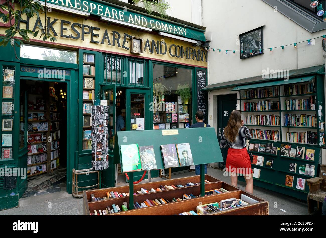 Parisian bookstore hires stock photography and images Alamy