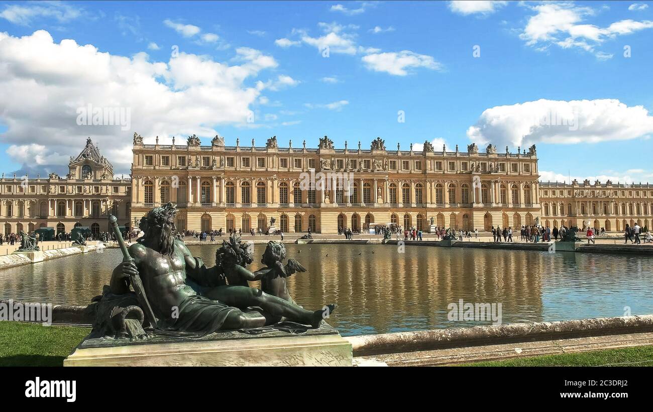 VERSAILLES, PARIS, FRANCE- SEPTEMBER 23, 2015: bronze statue and pool in the grounds of the palace of versailles Stock Photo