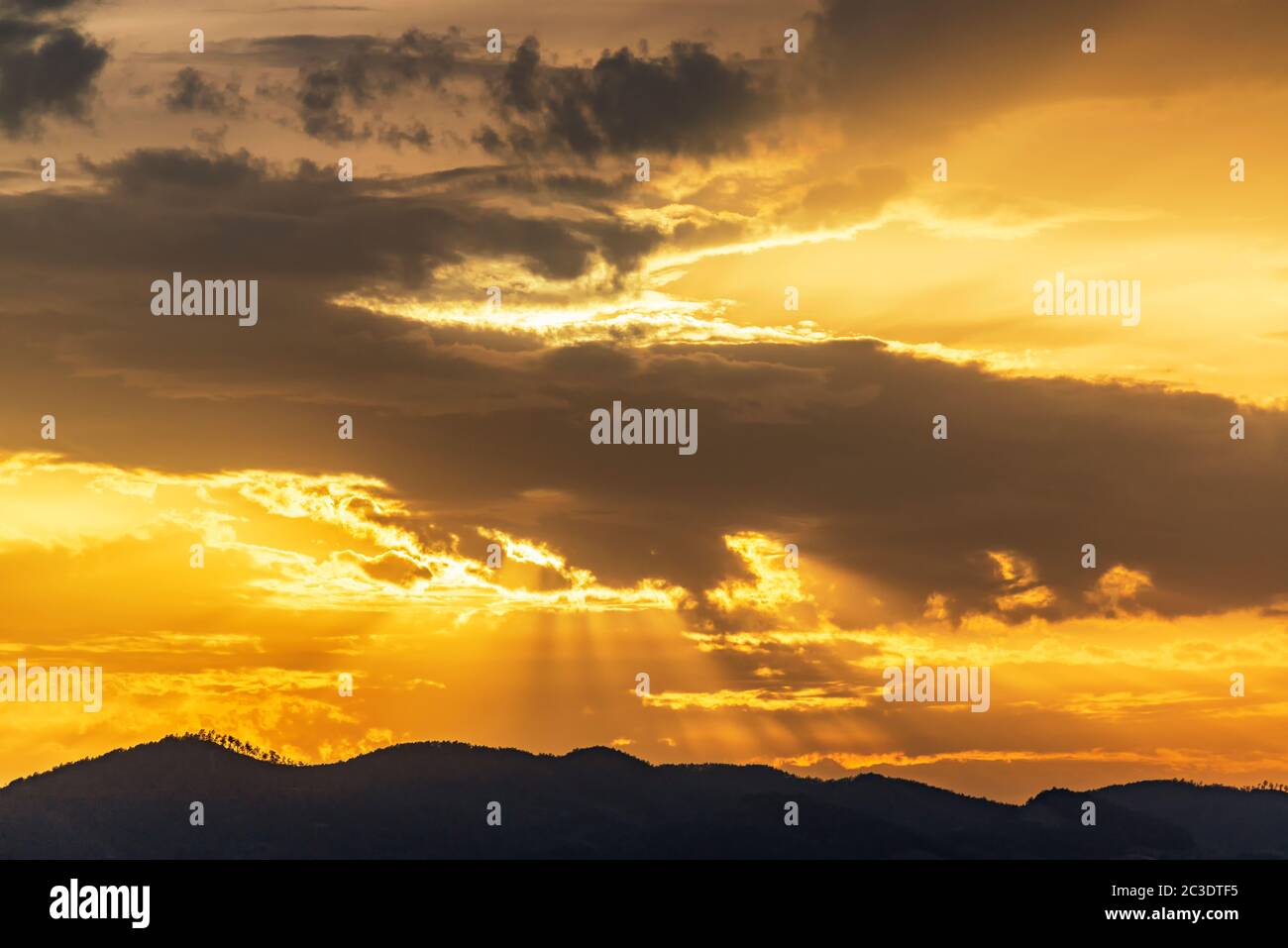 Dramatic sky with sun rays hi-res stock photography and images - Alamy