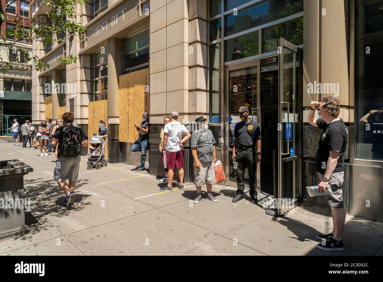Line of customers outside of Best Buy in Chelsea in New York on Saturday, June 13, 2020 as the store opens for curbside pick-up during Phase One of the city’s reopening.  (© Richard B. Levine) Stock Photo
