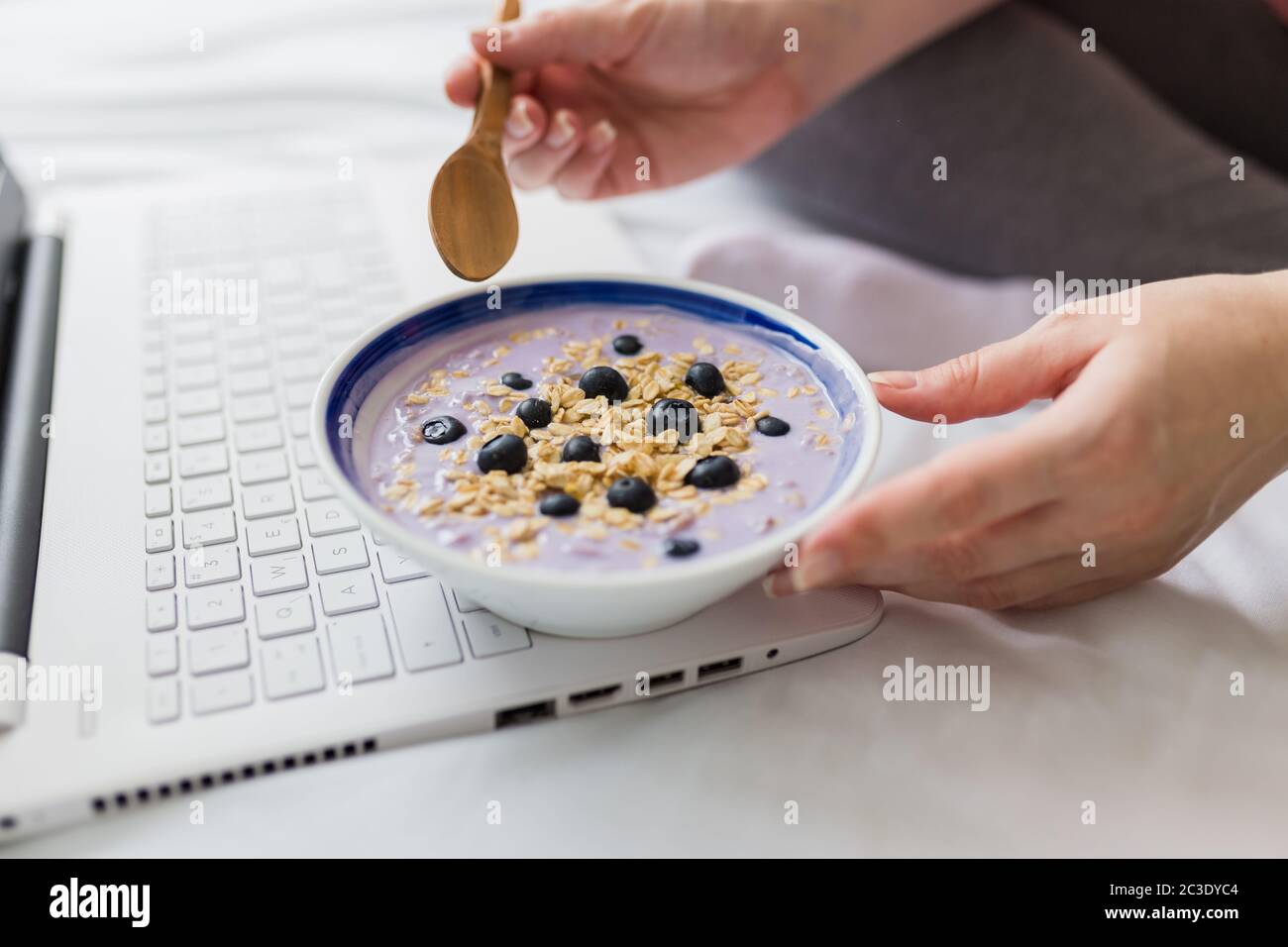 Pregnant eating bed hires stock photography and images Alamy