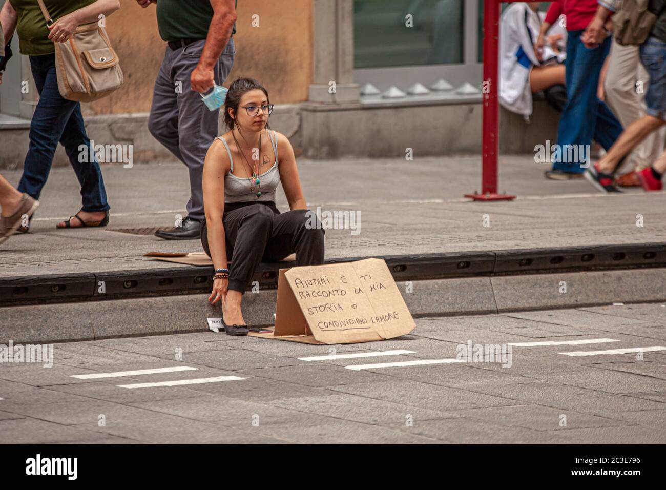 жестокая страсть. девушка страсть. девушка умоляет парня. красивые объятия. девушка просит понежней.