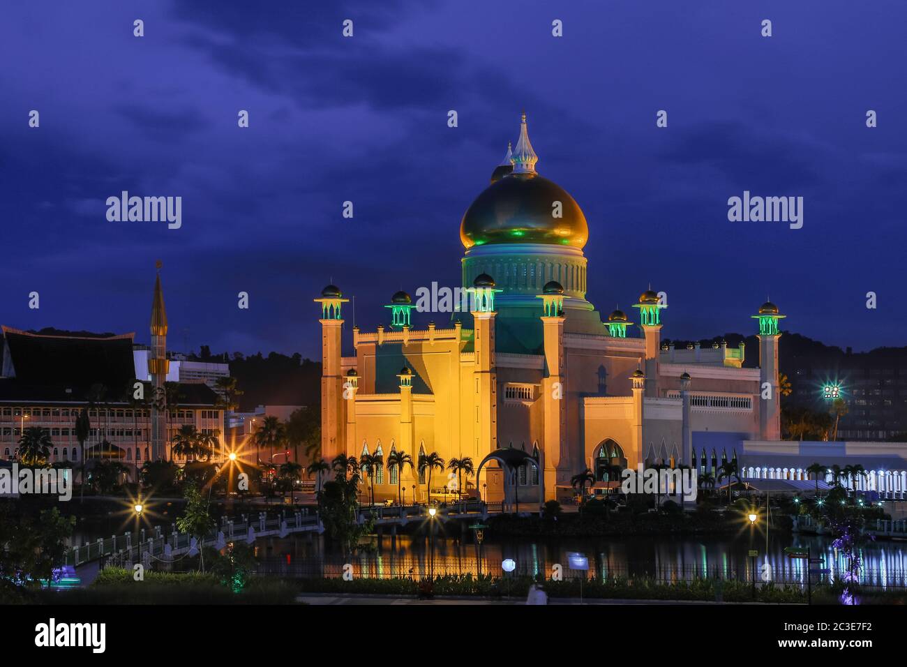 Makhota Golden Jubilee Park (malay: Taman Makhota Jubli Emas) and Omar 'Ali Saifuddien mosque in Bandar Seri Begawan, Brunei Darussalam at dusk Stock Photo