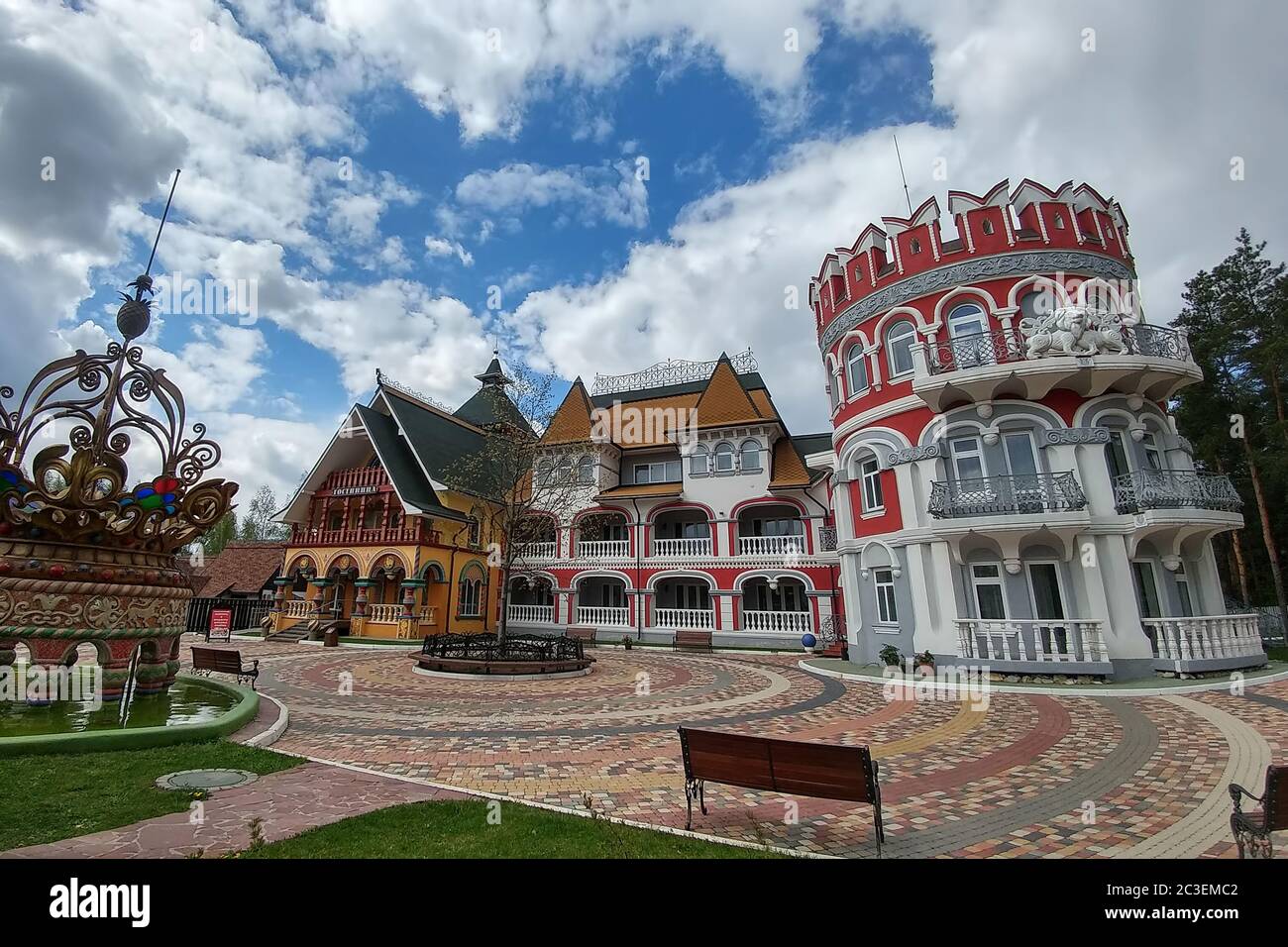 Ryazan, Russia - April 14, 2019: Main building. Ethnic hotel 'Как v staroy skazke' in Russian style. Hotel 'Like an old fairy tale.' Made in the ethnic Russian style and located in the forest. Stock Photo