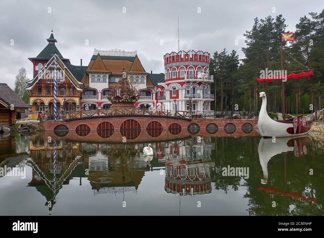 Ryazan, Russia - April 14, 2019: Bridge and lake of Ethnic hotel 'Как v staroy skazke' in Russian style. Hotel 'Like an old fairy tale.' Made in the ethnic Russian style and located in the forest. Stock Photo