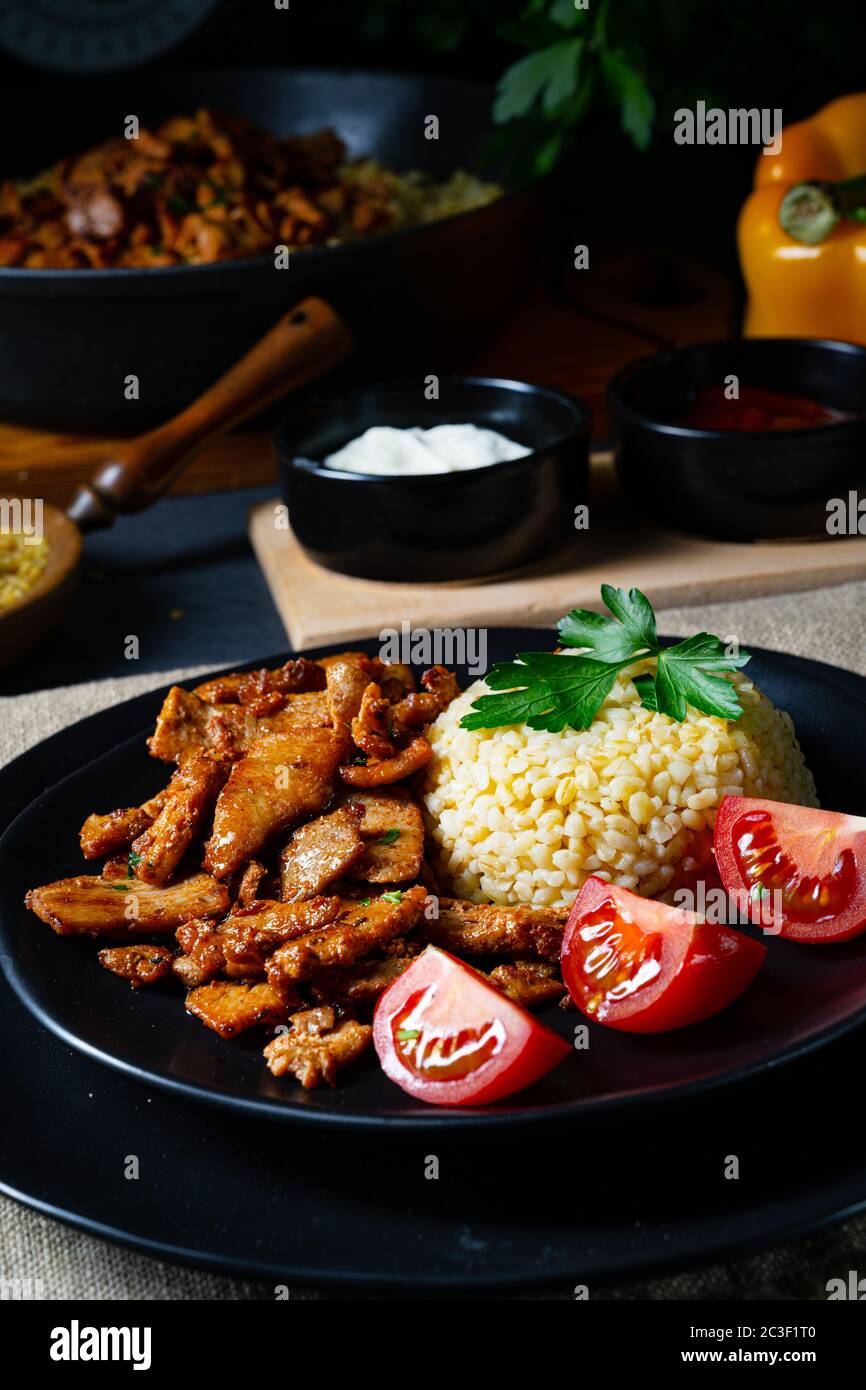 bulgur mit gebratenem fleisch und joghurtsoße Stock Photo - Alamy
