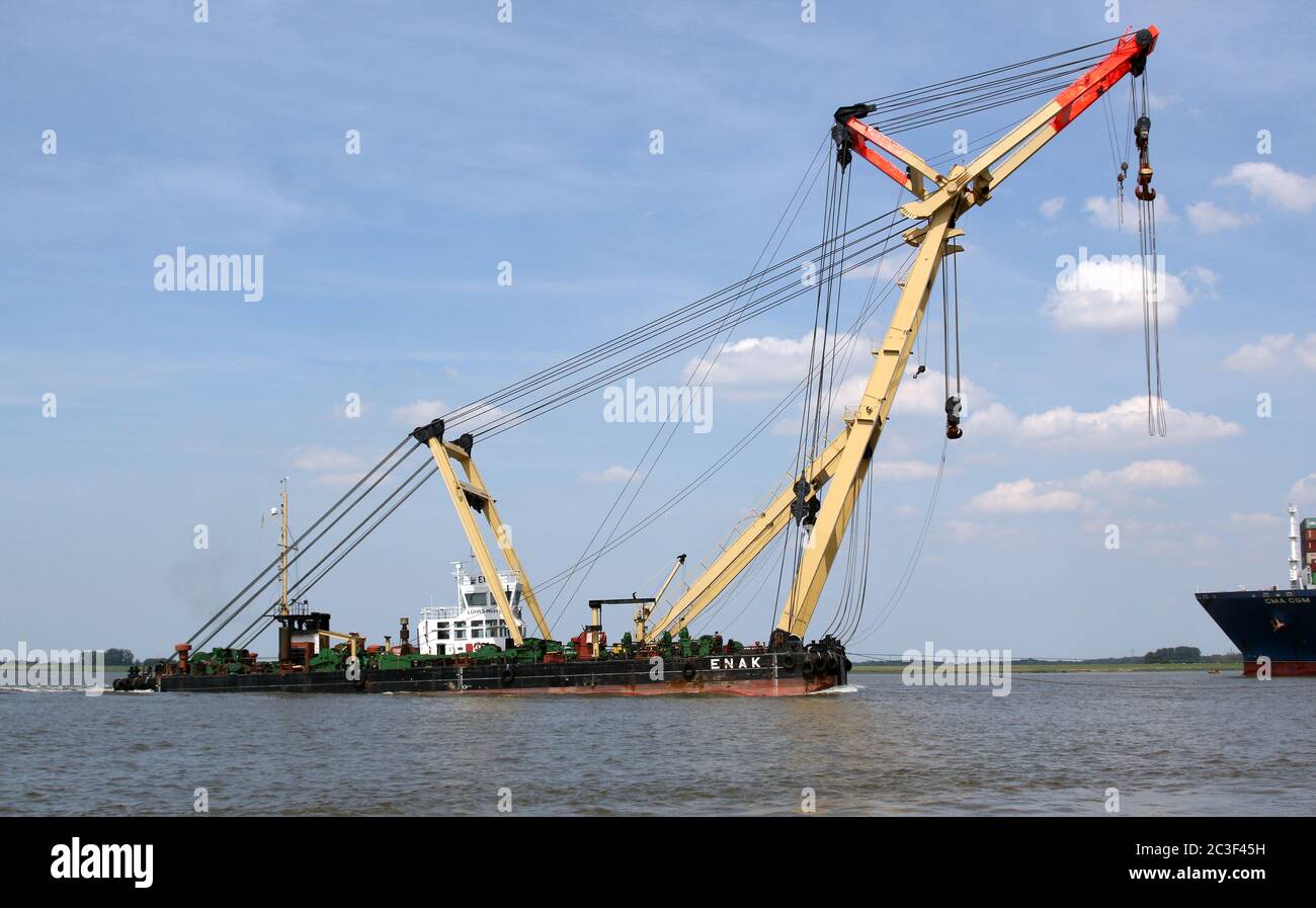 Crane lifting boat hi-res stock photography and images - Alamy