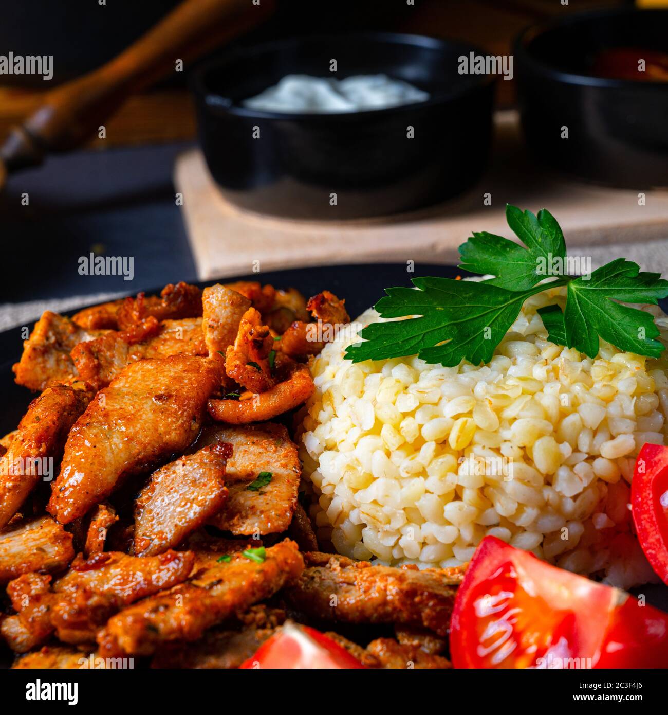 bulgur mit gebratenem fleisch und joghurtsoße Stock Photo - Alamy