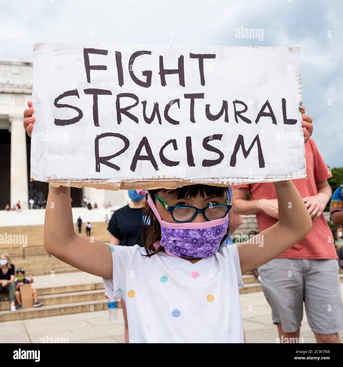 Washington, DC, USA. 19th June, 2020. June 19, 2020 - Washington, DC, United States: Young girl with a sign reading ''Fight structural racism'' at a Juneteenth Freedom Day march and rally at the National Mall. Credit: Michael Brochstein/ZUMA Wire/Alamy Live News Stock Photo