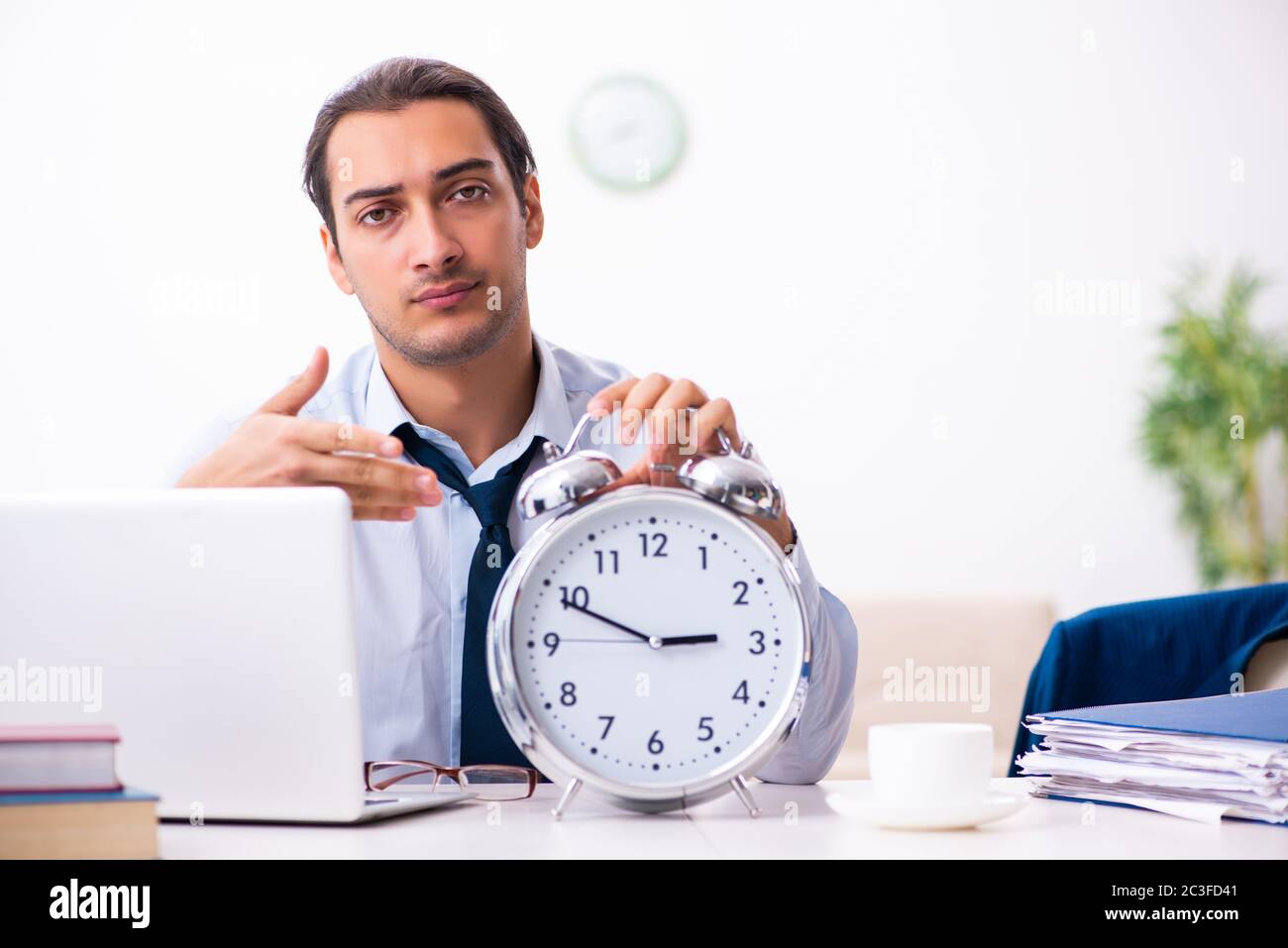 Worklking Working from home laptop and clock hi-res stock photography and images ...
