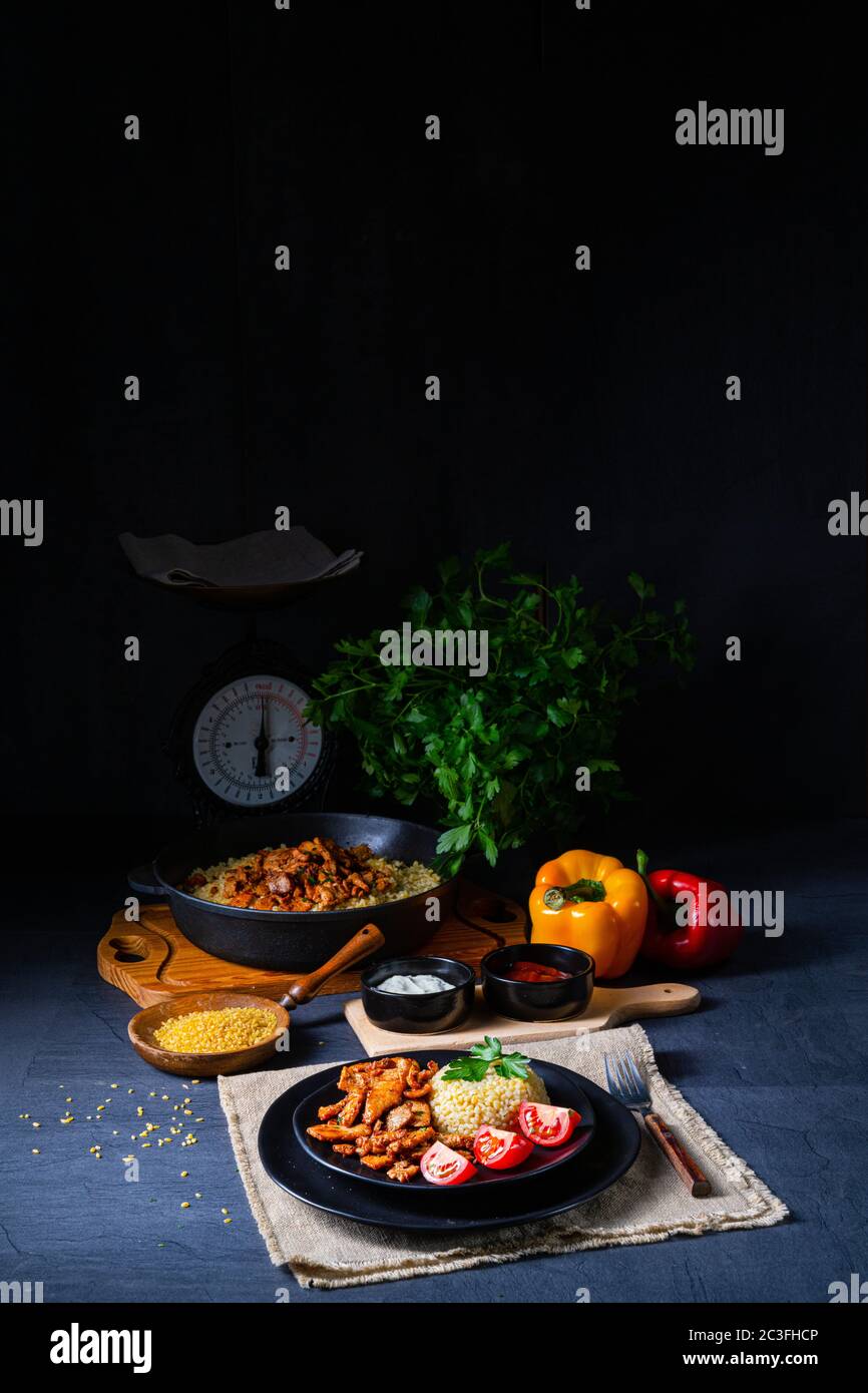 bulgur mit gebratenem fleisch und joghurtsoße Stock Photo - Alamy