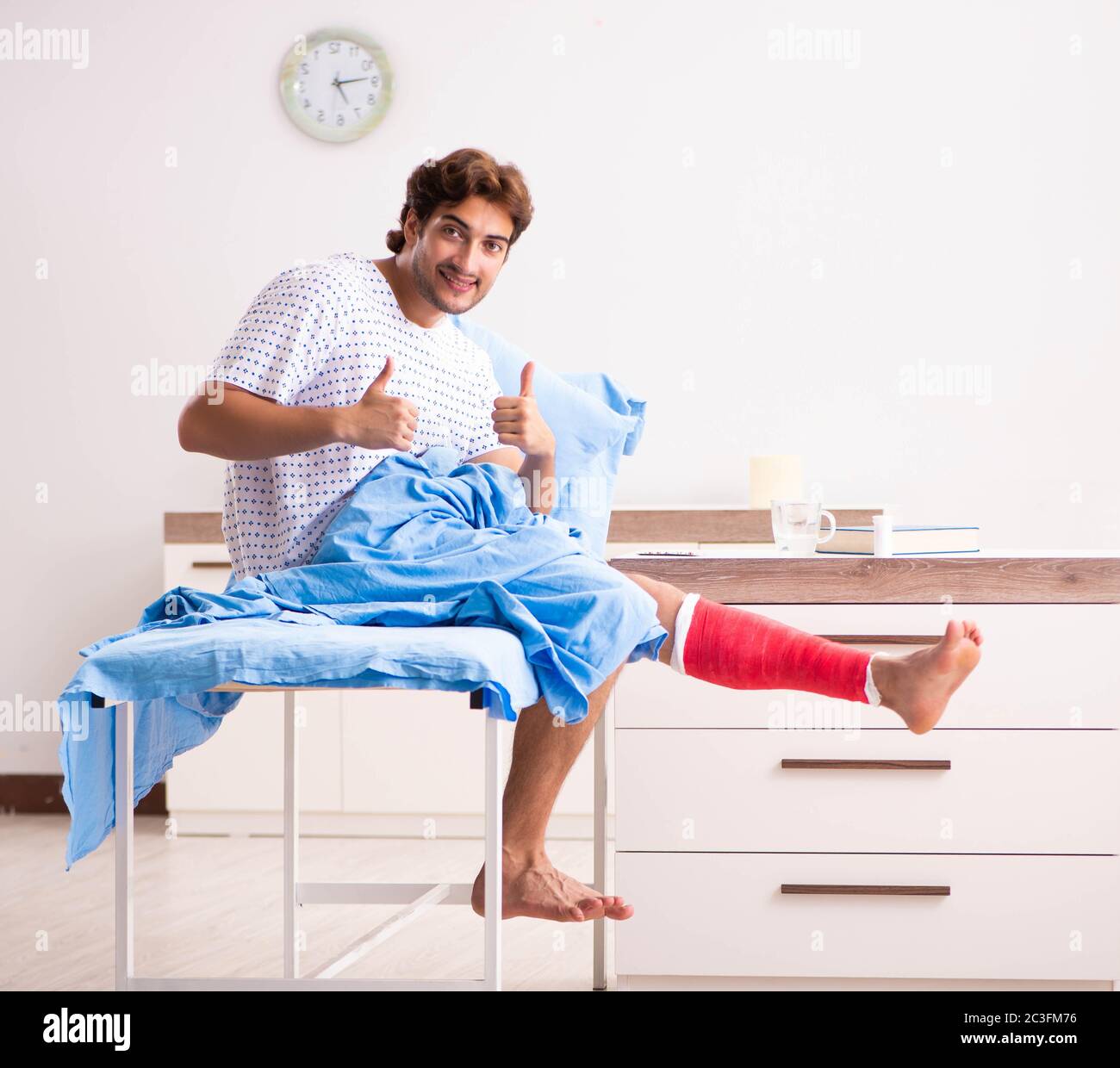 Man in hospital bandaged knee hi-res stock photography and images - Alamy