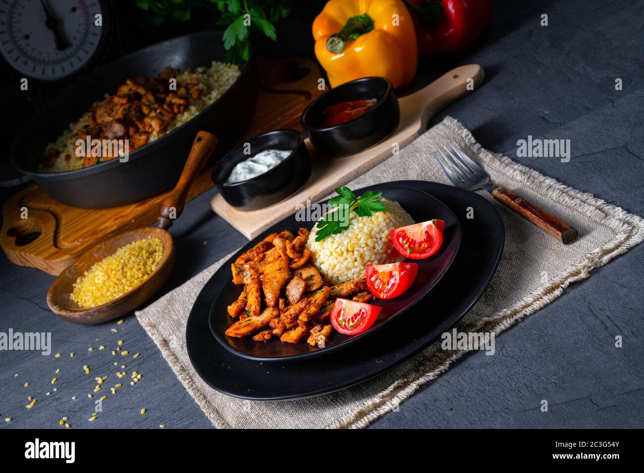 bulgur mit gebratenem fleisch und joghurtsoße Stock Photo - Alamy