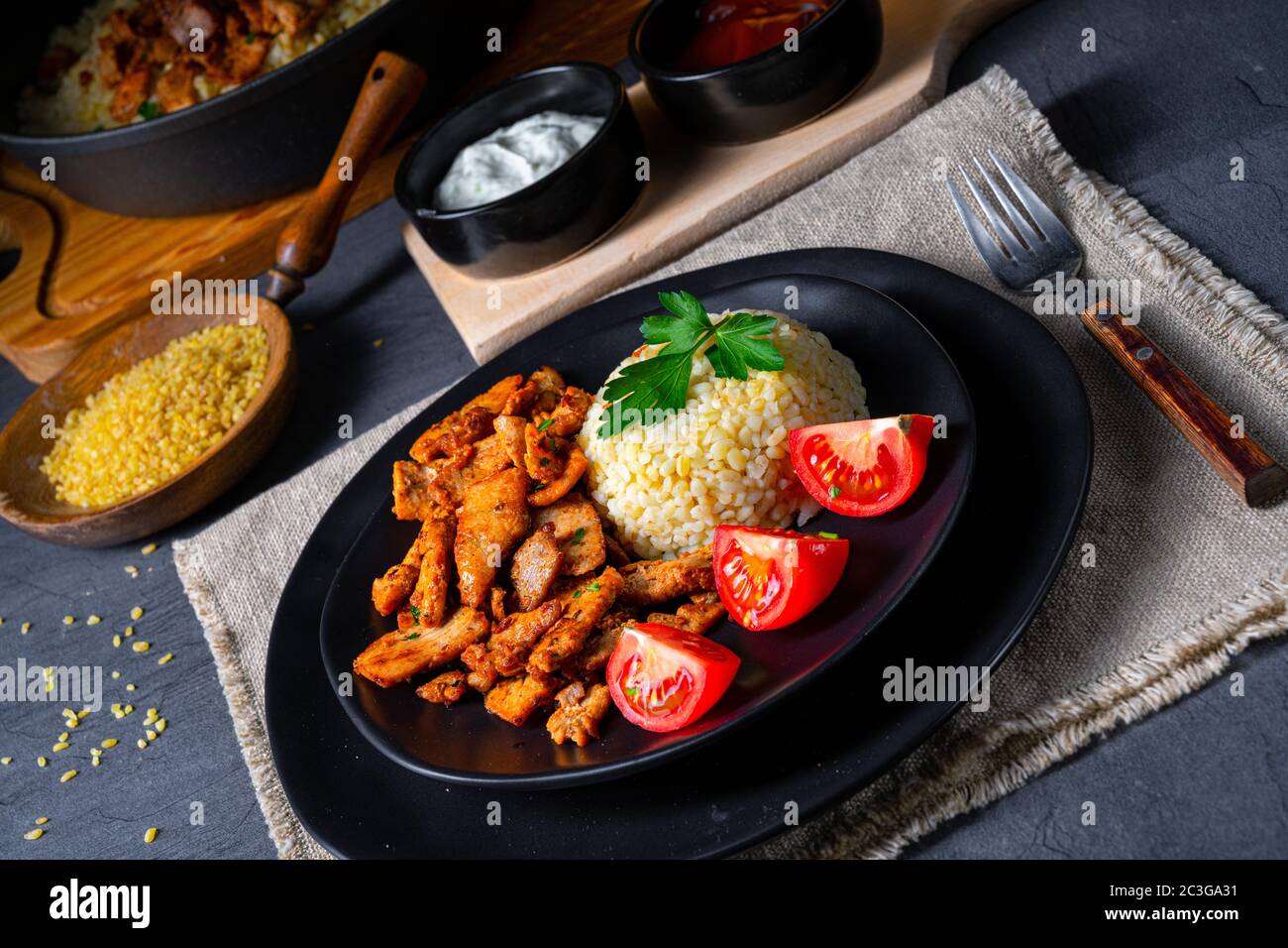 bulgur mit gebratenem fleisch und joghurtsoße Stock Photo - Alamy